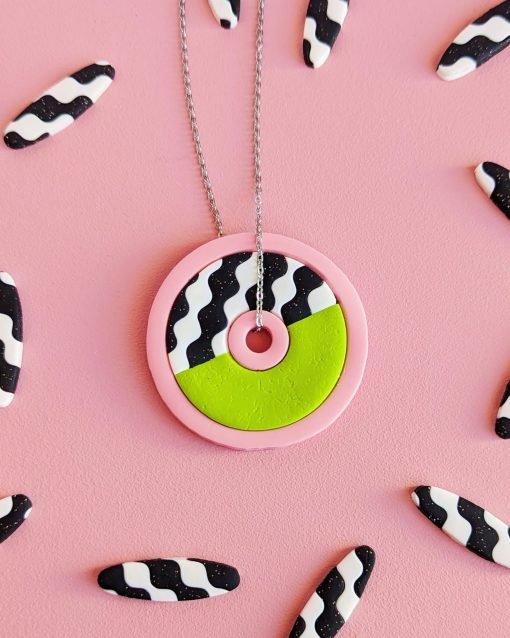 Collar geométrico maxi Hawai blanco y negro