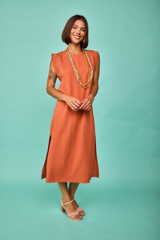 Vestido midi color teja sin mangas