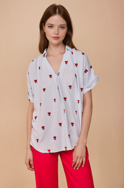 Blusa celeste corazones bordados