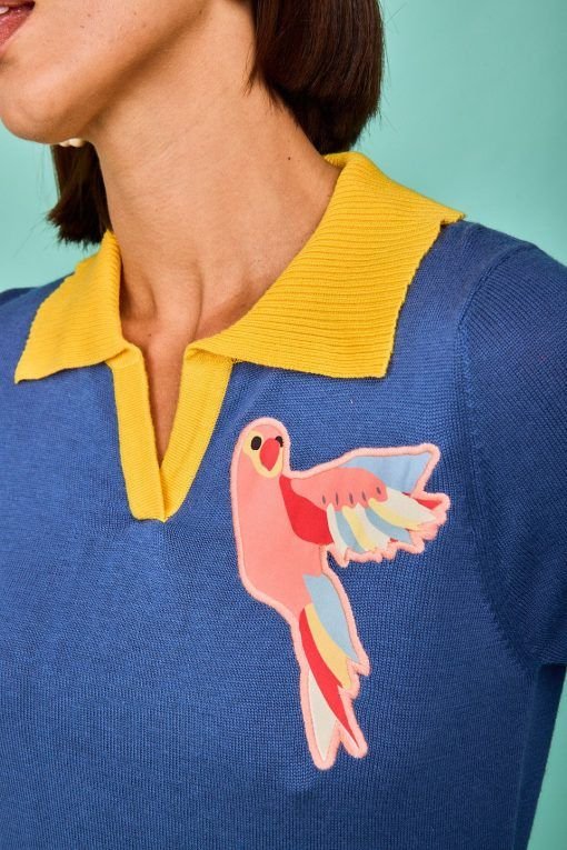 Polo azul bordado pájaros