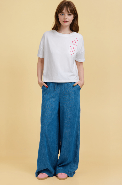 Camiseta blanca bolsillo corazones - Imagen 3