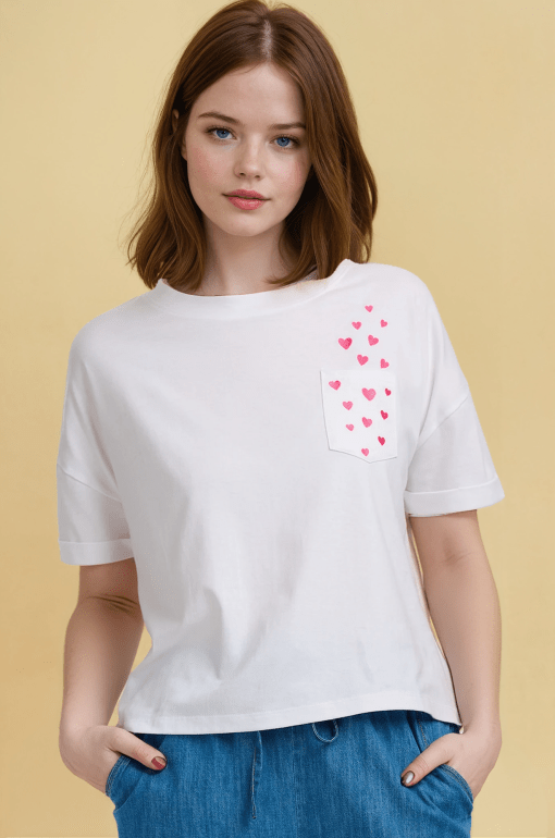 Camiseta blanca bolsillo corazones - Imagen 4