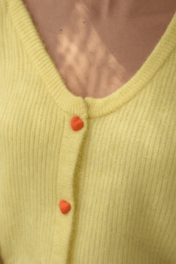 Chaleco amarillo corazones