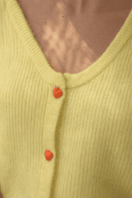 Chaleco amarillo corazones
