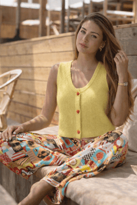 Alternative view of Chaleco amarillo corazones