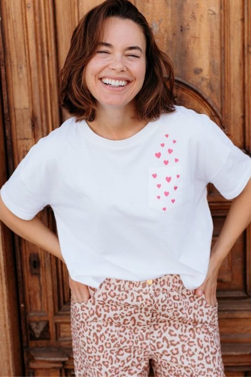 Camiseta blanca bolsillo corazones