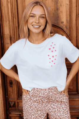 Camiseta blanca bolsillo corazones