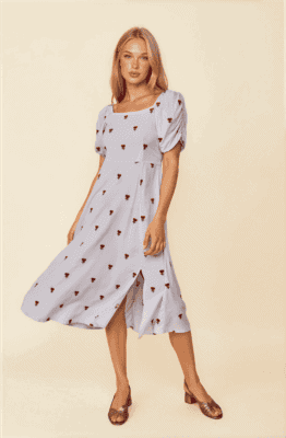 Vestido midi celeste con corazones bordados