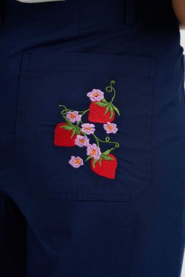 Alternative view of Pantalón navy bordado fresas
