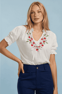 Blusa con bordados florales
