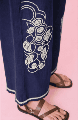 Pantalón recto marino detalles bordados