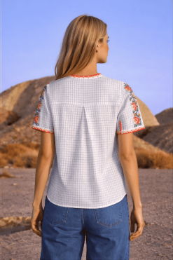 Alternative view of Camisa flores punto de cruz