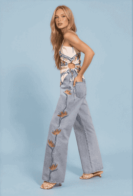 Pantalón vaquero recto con bordados florales