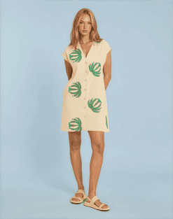 Vestido cuello pico con bordado palmeras