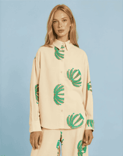 Camisa con bordado palmeras