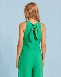 Top verde con lazada en espalda