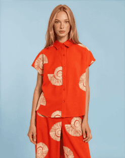 Camisa con bordado caracolas