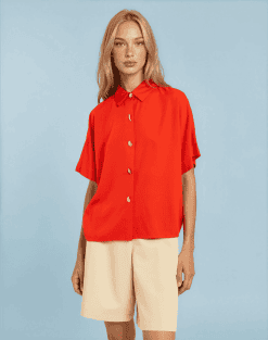Camisa roja botones marinos