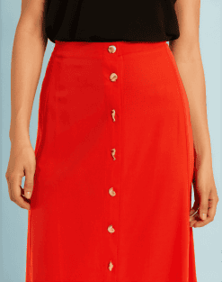 Falda midi roja botones marinos