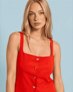 Top rojo con botones marinos