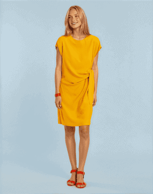 Vestido drapeado lateral con nudo mostaza