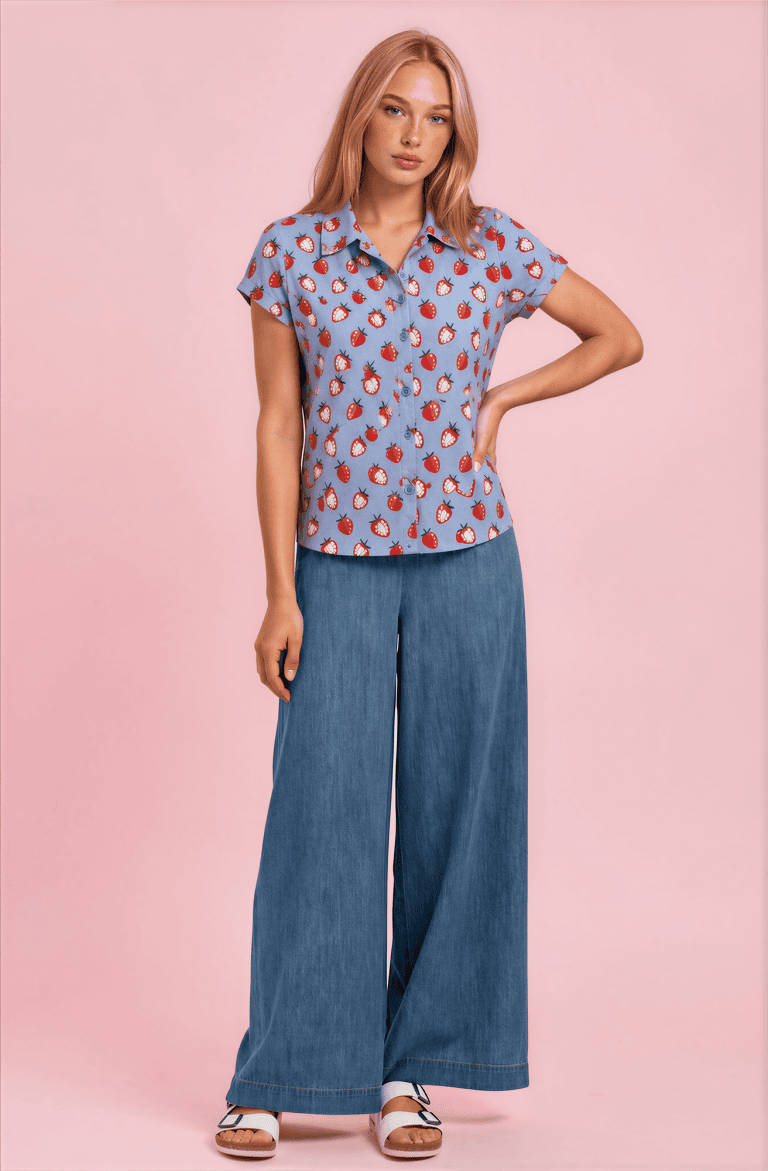 Camisa manga corta celeste fresas