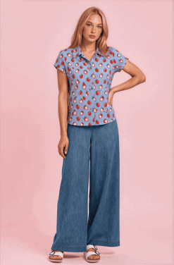Camisa manga corta celeste fresas