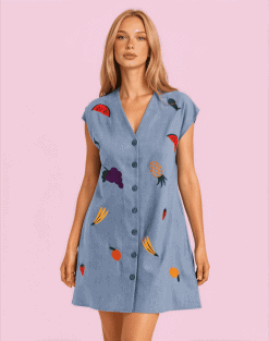 Vestido denim con bordados de frutas